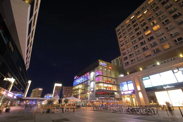 Berlin Almanya - 9 Haziran 2019: Kimliği belirsiz kişiler Alexanderplatz meydanı Berlin Almanya'yı ziyaret etti