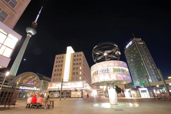 Berlim Alemanha Junho 2019 Pessoas Não Identificadas Visitam Alexanderplatz Square — Fotografia de Stock