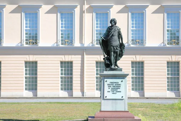 Friedrich Erster Koenig heykeli Charlottenburg Sarayı tarihi binası Berlin Almanya