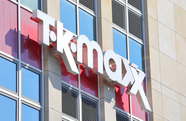 Berlin Almanya - 9 Haziran 2019: Tk Maxx giyim mağazası tabelası