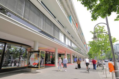 Berlin Almanya - 9 Haziran 2019: Kimliği belirsiz kişiler Bikini Berlin alışveriş merkezini ziyaret etti Berlin Almanya