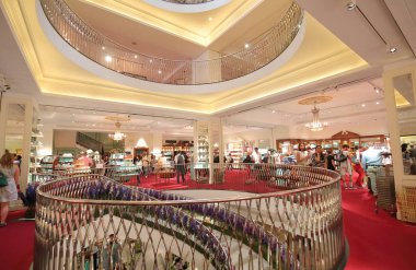 Londra İngiltere - 1 Haziran 2019: Kimliği belirsiz kişiler Fortnum ve Mason mağazası London Uk'i ziyaret ediyor