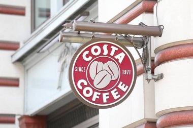 Londra İngiltere - 1 Haziran 2019: Costa kahve kafe dükkanı işareti İngiltere