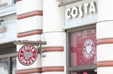 Londra İngiltere - 1 Haziran 2019: Costa kahve kafe dükkanı işareti İngiltere