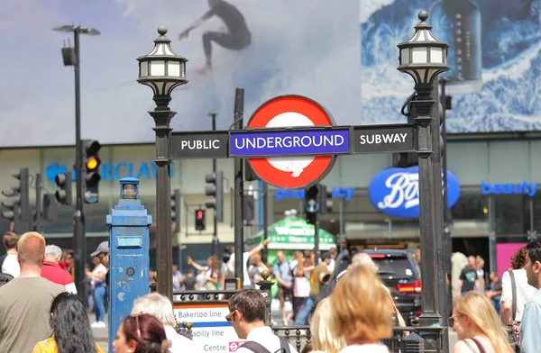 London England Juni 2019 Tunnelbana Tunnelbanestation Skylt Piccadilly Circus London — Stockfoto