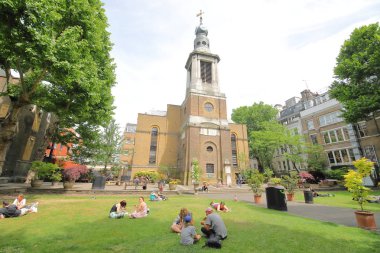 Londra İngiltere - 1 Haziran 2019: Kimliği belirsiz kişiler Soho Londra İngiltere'deki St Annes Churchyard'ı ziyaret etti