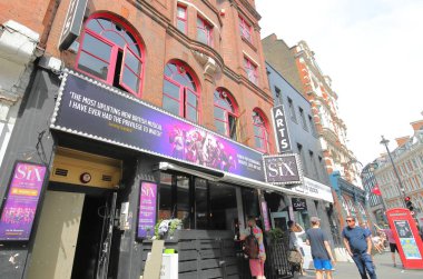 Londra İngiltere - 1 Haziran 2019: Kimliği belirsiz kişiler Londra İngiltere'deki Arts theatre'ı ziyaret etti