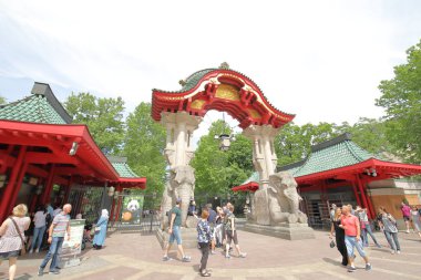 Berlin Almanya - 9 Haziran 2019: Kimliği belirsiz kişiler Berlin Hayvanat Bahçesi'ni ziyaret etti 