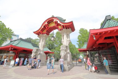 Berlin Almanya - 9 Haziran 2019: Kimliği belirsiz kişiler Berlin Hayvanat Bahçesi'ni ziyaret etti 