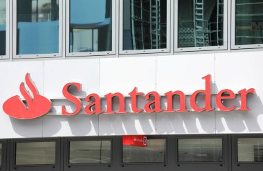 Berlin Almanya - 9 Haziran 2019: Santander banka şirketi logosu.