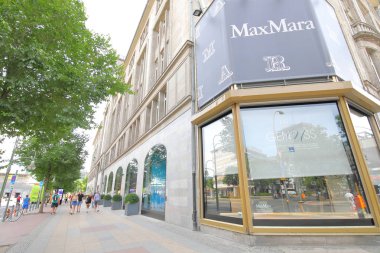 Berlin Almanya - 9 Haziran 2019: Kimliği belirsiz kişiler Kaufhaus Des Westens alışveriş merkezi Berlin Almanya'yı ziyaret etti