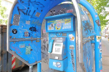 Berlin Almanya - 9 Haziran 2019: Berlin Almanya şehir merkezinde kamu telefonu