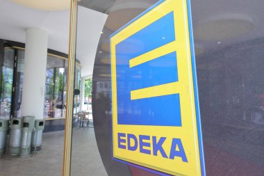 Berlin Almanya - 9 Haziran 2019: Edeka süpermarket Almanya