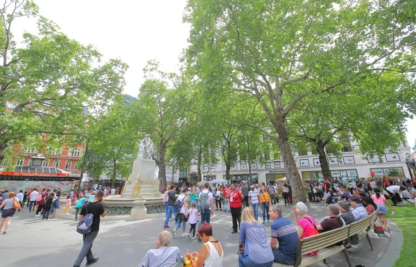 伦敦英格兰 2019年6月1日 不明身份的人参观伦敦莱斯特广场 — 图库照片