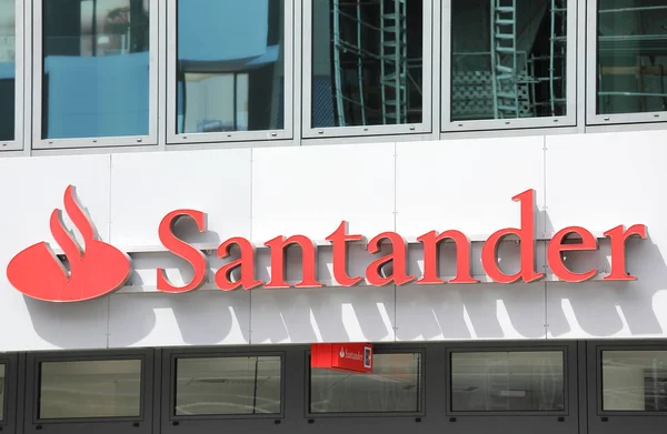 Berlín Alemania Junio 2019 Logo Compañía Bancaria Santander —  Fotos de Stock