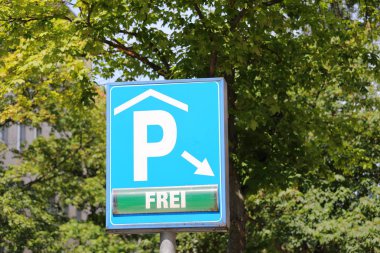 Otopark mevcut işareti Berlin Almanya. Almanca Çevirisi - Ücretsiz.