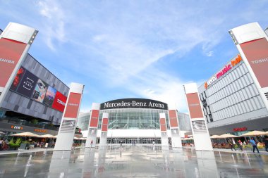 Berlin Almanya - 9 Haziran 2019: Kimliği belirsiz kişiler Mercedes Benz Arena Berlin Almanya'yı ziyaret etti