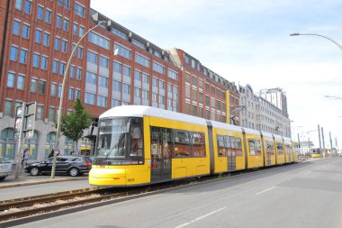 Berlin Almanya - 9 Haziran 2019: Tramvay treni Berlin Almanya şehir merkezinden geçiyor