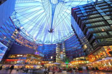 Berlin Almanya - 10 Haziran 2019: Kimliği belirsiz kişiler Sony Centre Potsdamer Platz plaza alışveriş merkezini ziyaret etti Berlin Almanya