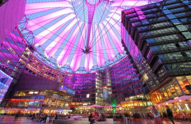 Berlin Almanya - 10 Haziran 2019: Kimliği belirsiz kişiler Sony Centre Potsdamer Platz plaza alışveriş merkezini ziyaret etti Berlin Almanya