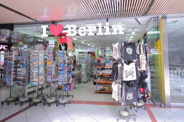Berlin Almanya - 10 Haziran 2019: Berlin hediyelik eşya dükkanı Berlin Almanya seviyorum