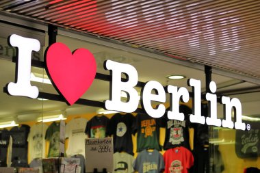 Berlin Almanya - 10 Haziran 2019: Berlin hediyelik eşya dükkanı Berlin Almanya seviyorum