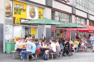 Berlin Almanya - 10 Haziran 2019: Kimliği belirsiz kişiler Macdonald fast food restoranı Berlin Almanya'da yemek yedi