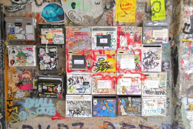 Berlin Almanya - 10 Haziran 2019: Hackescher pazar sokak sanat sokak Berlin Almanya posta kutusu