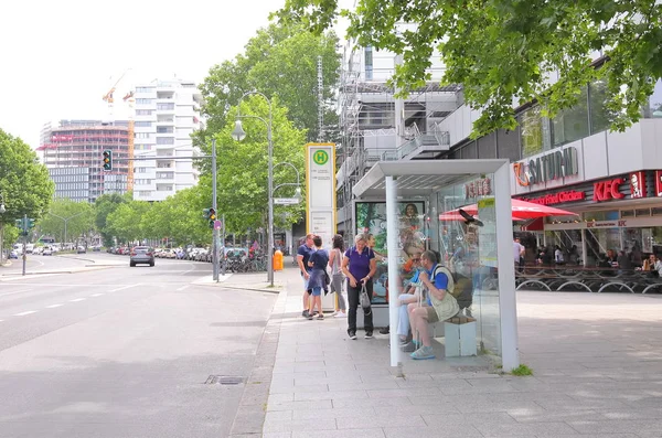 Berlín Alemania Junio 2019 Personas Identificadas Esperan Autobús Centro Berlín — Foto de Stock