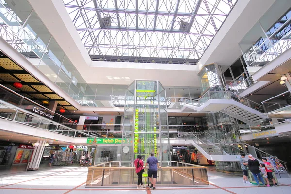 Berlín Alemania Junio 2019 Personas Identificadas Visitan Centro Comercial Europa — Foto de Stock