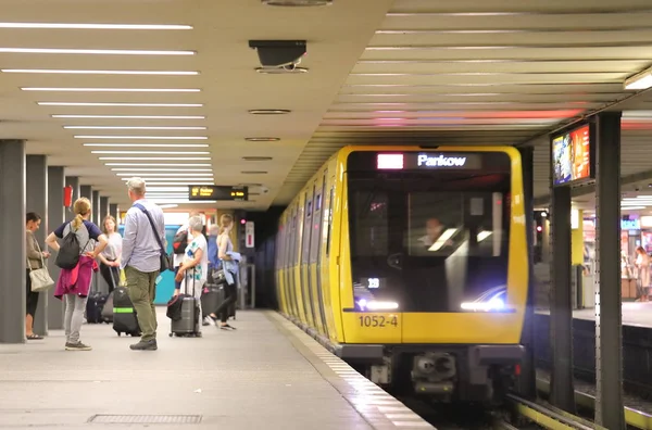 Berlin Németország Június 2019 Ismeretlen Emberek Utaznak Metro Metróval Berlin — Stock Fotó