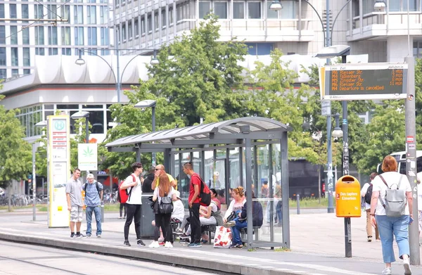 Berlín Alemania Junio 2019 Personas Identificadas Esperan Tranvía Alexanderplatz Berlín — Foto de Stock