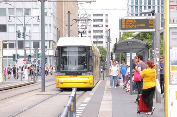 Berlín Alemania Junio 2019 Personas Identificadas Viajan Tranvía Alexanderplatz Berlín Fotos De Stock