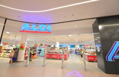 Berlin Almanya - 11 Haziran 2019: Kimliği belirsiz kişiler Doğu Yakası alışveriş merkezindeki Aldi Supermarket'i ziyaret etti Berlin Almanya