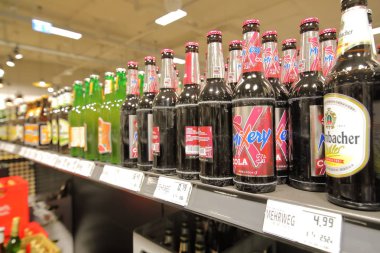 Berlin Almanya - 11 Haziran 2019: Alman birası Rewe süpermarket Berlin Almanya'da görüntülendi