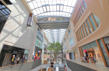 Berlin Almanya - 11 Haziran 2019: Kimliği belirsiz kişiler Boulevard alışveriş merkezini ziyaret etti Berlin Almanya