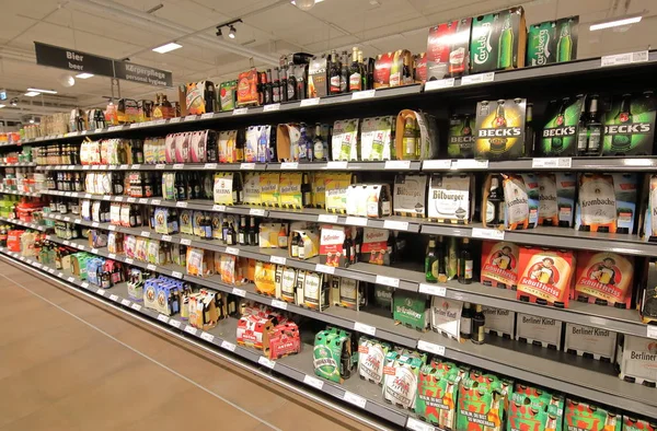 Berlim Alemanha Junho 2019 Cerveja Alemã Exibida Supermercado Rewe Berlim — Fotografia de Stock