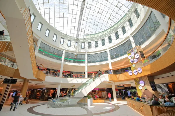Berlin Almanya - 11 Haziran 2019: Kimliği belirsiz kişiler Gropius Passagen alışveriş merkezini ziyaret etti Berlin Almanya