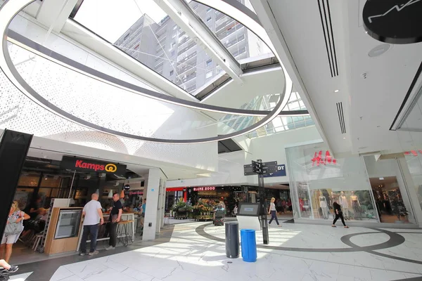 Berlín Alemania Junio 2019 Personas Identificadas Visitan Centro Comercial Gropius — Foto de Stock