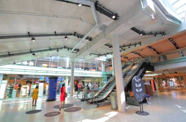 Berlin Almanya - 11 Haziran 2019: Kimliği belirsiz kişiler Bikini alışveriş merkezini ziyaret etti Berlin Almanya