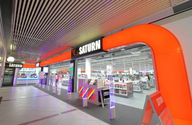 Berlin Almanya - 11 Haziran 2019: Kimliği belirsiz kişiler Saturn elektronik zincir mağazası Almanya'yı ziyaret etti