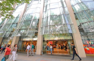 Berlin Almanya - 11 Haziran 2019: Kimliği belirsiz kişiler Kaufhaus Des Westens alışveriş merkezi Berlin Almanya'yı ziyaret etti