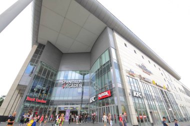 Berlin Almanya - 11 Haziran 2019: Kimliği belirsiz kişiler Spandau Arcaden alışveriş merkezini ziyaret etti Berlin Almanya