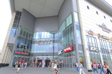 Berlin Almanya - 11 Haziran 2019: Kimliği belirsiz kişiler Spandau Arcaden alışveriş merkezini ziyaret etti Berlin Almanya