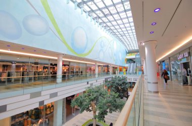 Berlin Almanya - 11 Haziran 2019: Kimliği belirsiz kişiler Spandau Arcaden alışveriş merkezini ziyaret etti Berlin Almanya