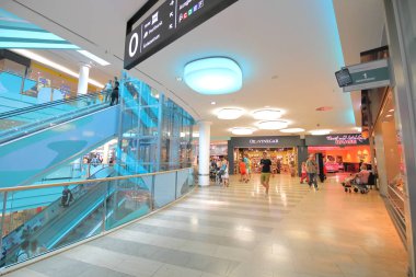 Berlin Almanya - 11 Haziran 2019: Kimliği belirsiz kişiler Spandau Arcaden alışveriş merkezini ziyaret etti Berlin Almanya