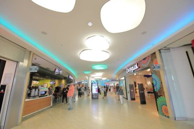 Berlin Almanya - 11 Haziran 2019: Kimliği belirsiz kişiler Spandau Arcaden alışveriş merkezini ziyaret etti Berlin Almanya