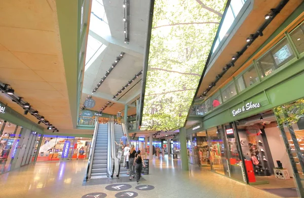 Berlim Alemanha Junho 2019 Pessoas Não Identificadas Visitam Centro Comercial — Fotografia de Stock