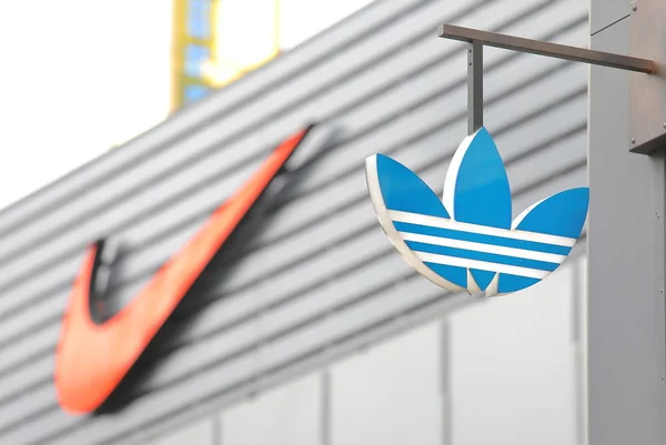 Berlijn Duitsland Juni 2019 Adidas Bedrijfslogo Nike Bedrijfslogo Achtergrond — Stockfoto