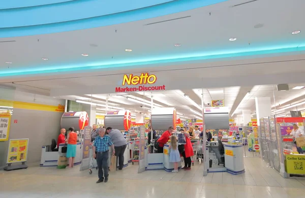 Берлин Германия Июня 2019 Года Неизвестные Посетили Супермаркет Netto Berlin — стоковое фото